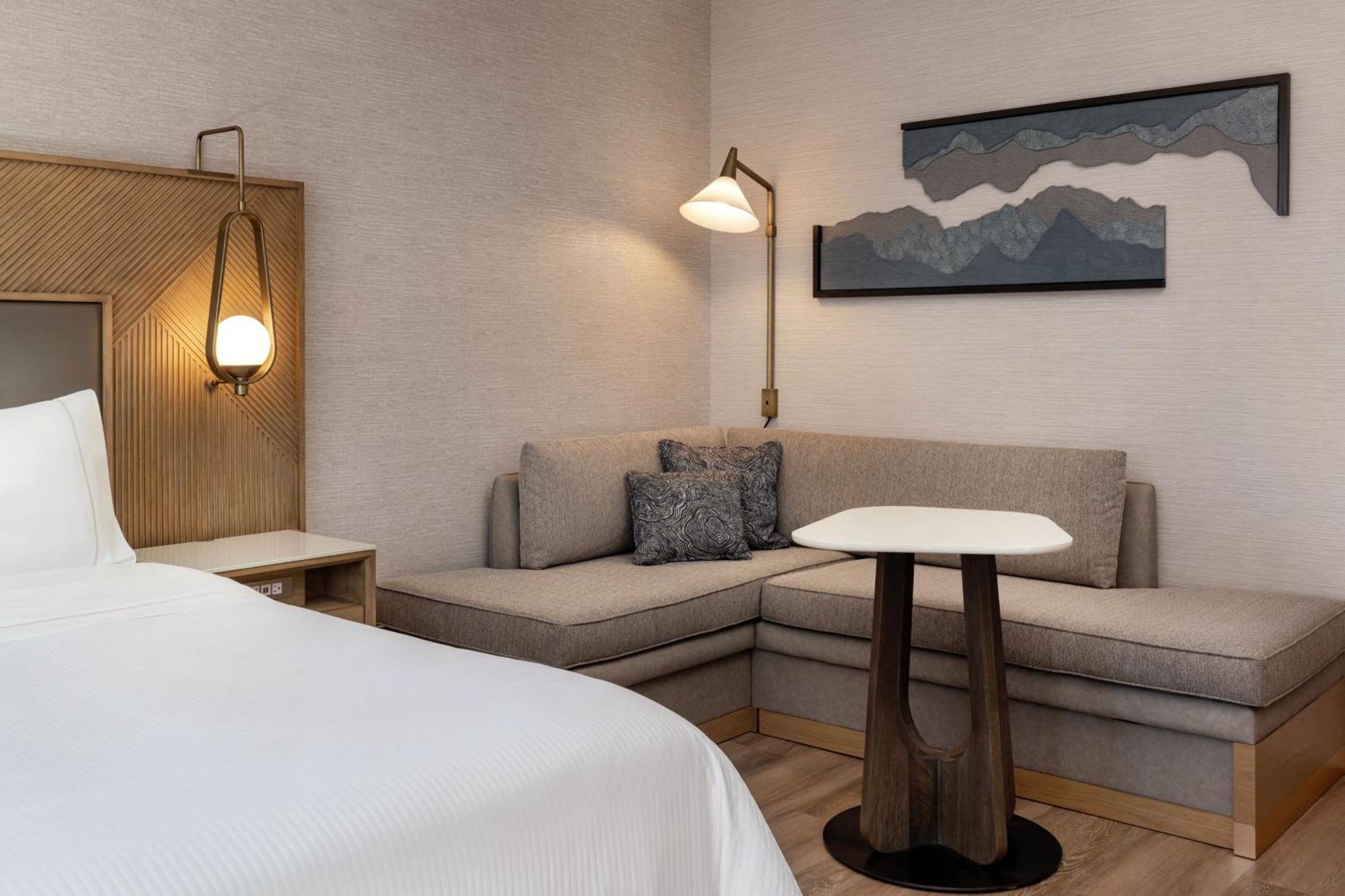 Deluxe King Room with City View - High Floor/Hearing Accessible